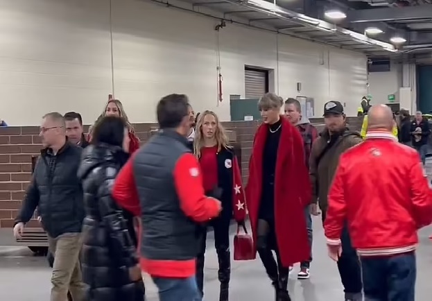 Taylor Swift arrives at Lambeau