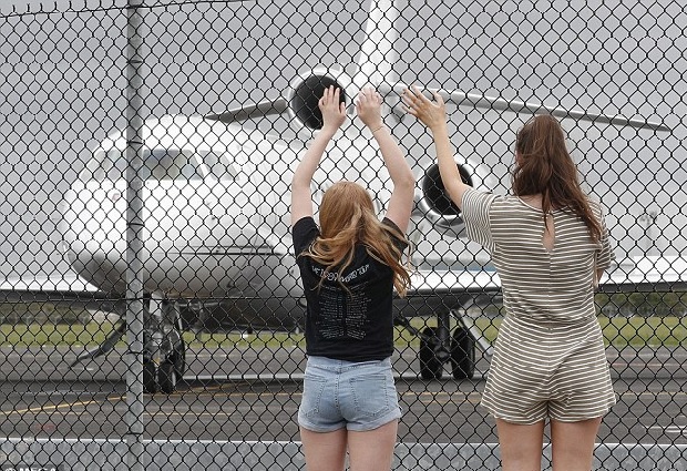 WILD as Taylor Swift's private jet touches